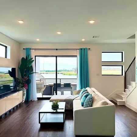 Balcony 3Br Retreat With Lake View